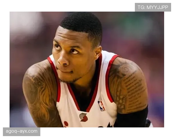 利拉德这生活节奏也太反差了，球场上MVP，私下却像邻家大叔一样隨意发呆